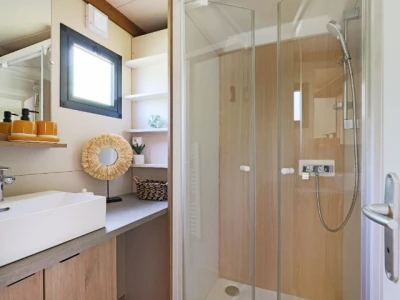 Salle de bain chalet Cosy Family © Camping Marius