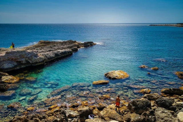 Eine Bucht mit klarem Wasser